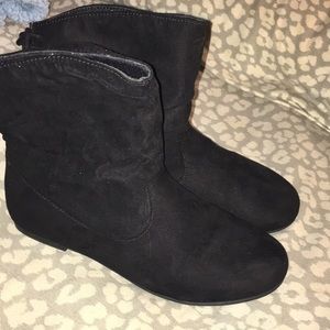 Black flat-soled boots